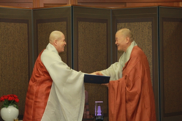 ������ ��3�� ����Ư�������忡 ���콺�� �Ӹ�