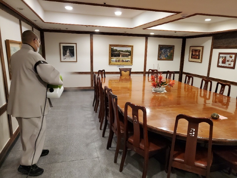 �ڷγ�19 Ȯ������� ���� �濪�ҵ��ǽ�(11��30��)