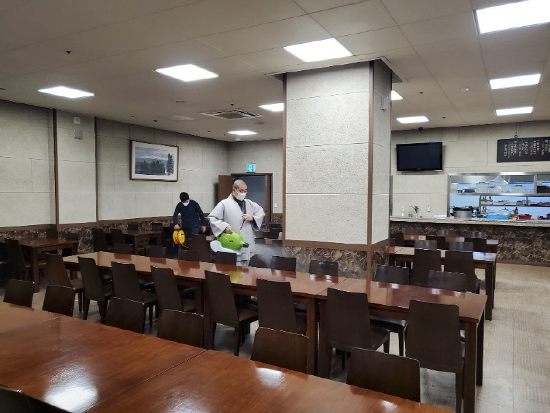 �ڷγ�19 Ȯ������� ���� �濪�ҵ��ǽ�(11��30��)