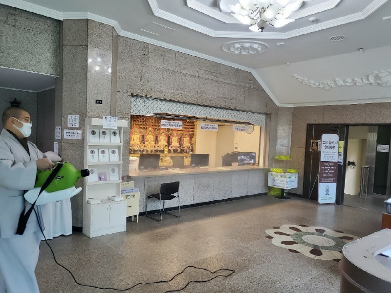 �ڷγ�19 Ȯ������� ���� �濪�ҵ��ǽ�(11��30��)